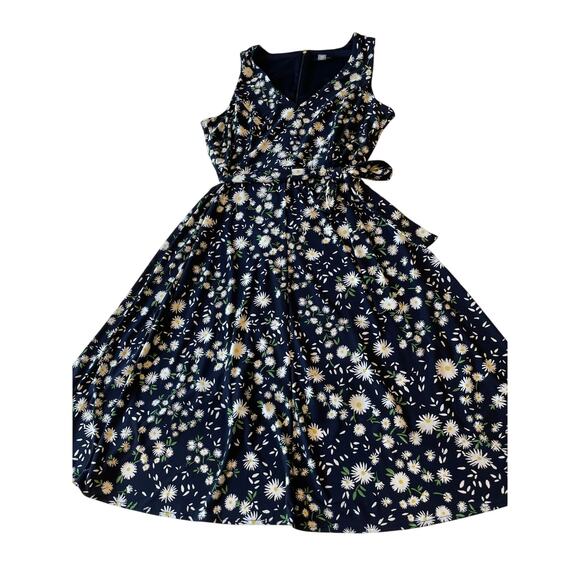 Tommy Hilfiger Dress Windblown Daisy Sleeveless V-Neck Size 8 Belt Fit and Flare - Picture 2 of 12